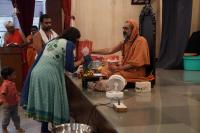 HH Swamiji felicitates the Bengaluru Math Renovation team